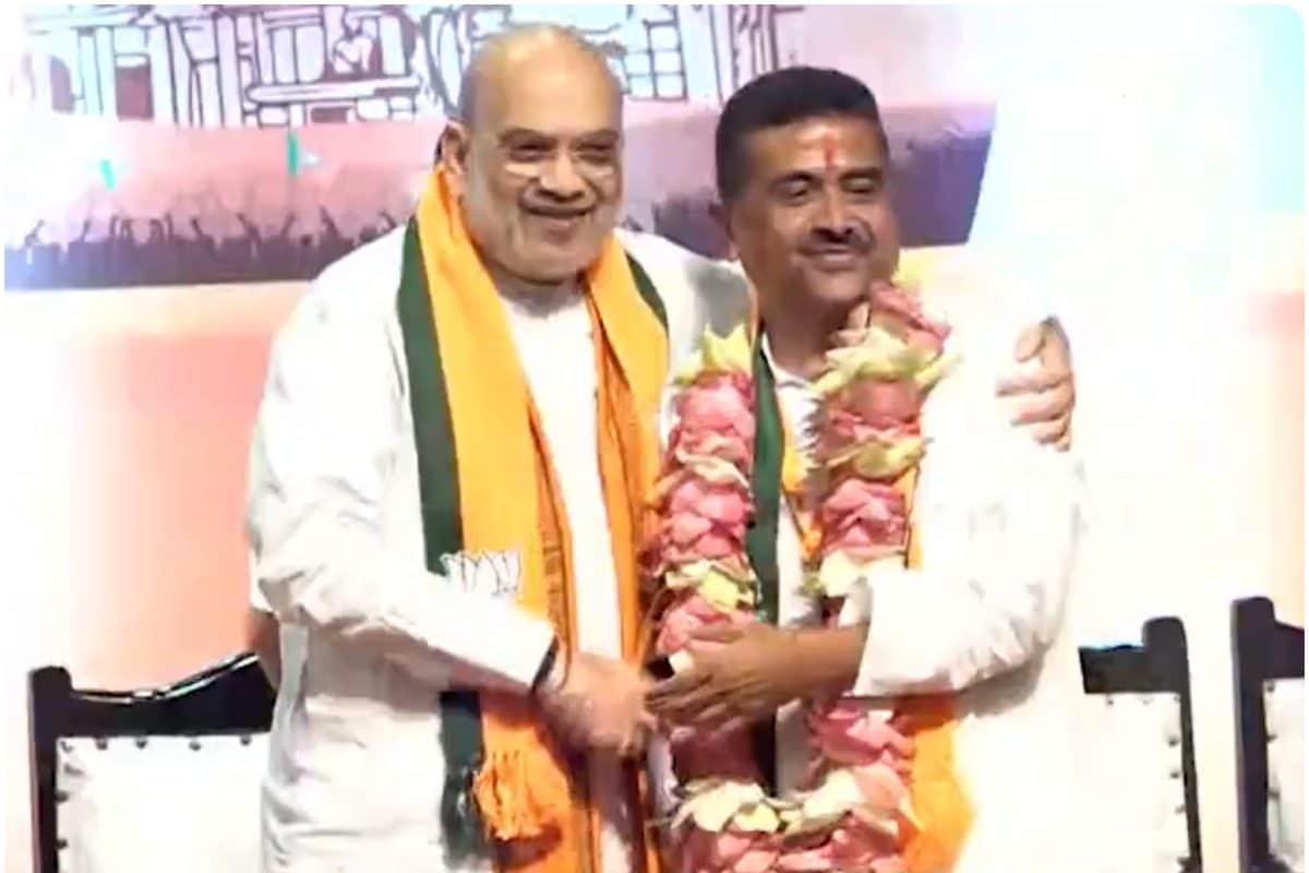 अमित शाह ने पहनाई माला, तो सुवेंदु अधिकारी ने झुककर उनके हाथ को सिर से लगाया, कुछ ऐसा था नजारा