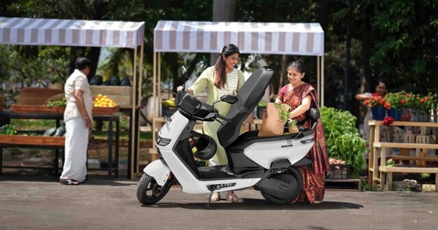 160 KM रेंज, बड़ी डिस्प्ले..कीमत ₹76,000! फैमिली को खूब पसंद आ रहा ये ई-स्कूटर