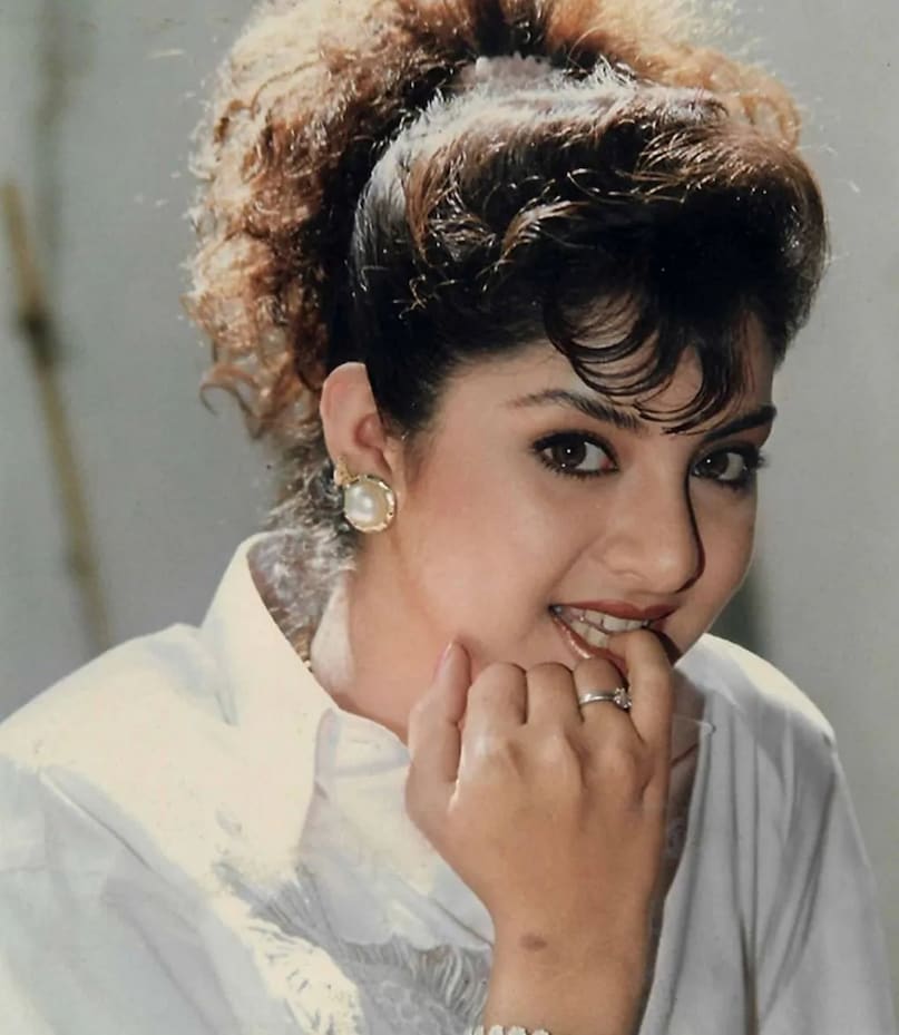 Divya Bharti Bollywood Stardom 1992, Divya Bharti vs Sridevi, 90s Top Bollywood Actresses, Divya Bharti Box Office Queen, Divya Bharti Movies Impact, दिव्या भारती बॉलीवुड स्टारडम 1992, दिव्या भारती बनाम श्रीदेवी, 90 के दशक की टॉप एक्ट्रेस, दिव्या भारती दीवाना फिल्म, बॉलीवुड बॉक्स ऑफिस क्वीन दिव्या