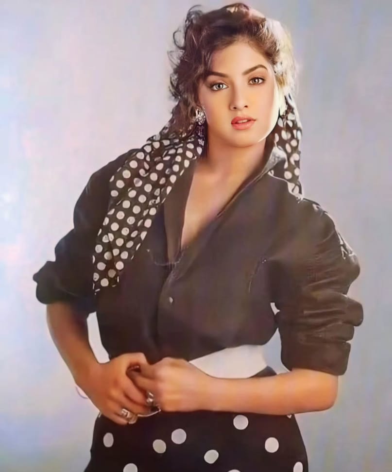 Divya Bharti Bollywood Stardom 1992, Divya Bharti vs Sridevi, 90s Top Bollywood Actresses, Divya Bharti Box Office Queen, Divya Bharti Movies Impact, दिव्या भारती बॉलीवुड स्टारडम 1992, दिव्या भारती बनाम श्रीदेवी, 90 के दशक की टॉप एक्ट्रेस, दिव्या भारती दीवाना फिल्म, बॉलीवुड बॉक्स ऑफिस क्वीन दिव्या