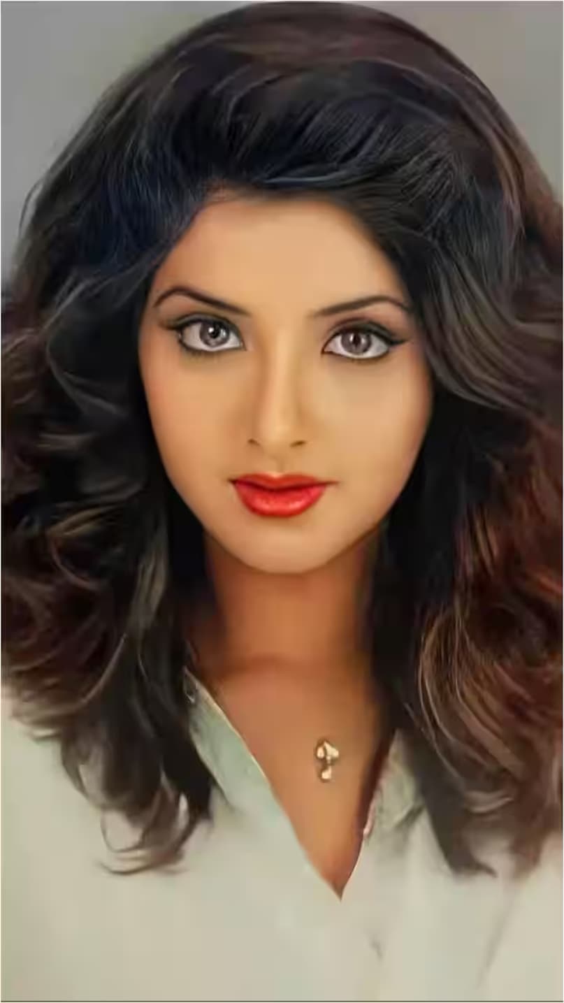 Divya Bharti Bollywood Stardom 1992, Divya Bharti vs Sridevi, 90s Top Bollywood Actresses, Divya Bharti Box Office Queen, Divya Bharti Movies Impact, दिव्या भारती बॉलीवुड स्टारडम 1992, दिव्या भारती बनाम श्रीदेवी, 90 के दशक की टॉप एक्ट्रेस, दिव्या भारती दीवाना फिल्म, बॉलीवुड बॉक्स ऑफिस क्वीन दिव्या