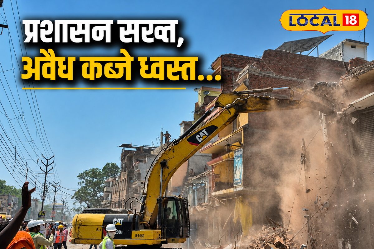चंदौली: मुगलसराय में चौथे दिन भी गरजा बुलडोजर, प्रशासन की सख्ती देख जीटी रोड पर खुद ही अपनी दुकानें तोड़ने लगे व्यापारी