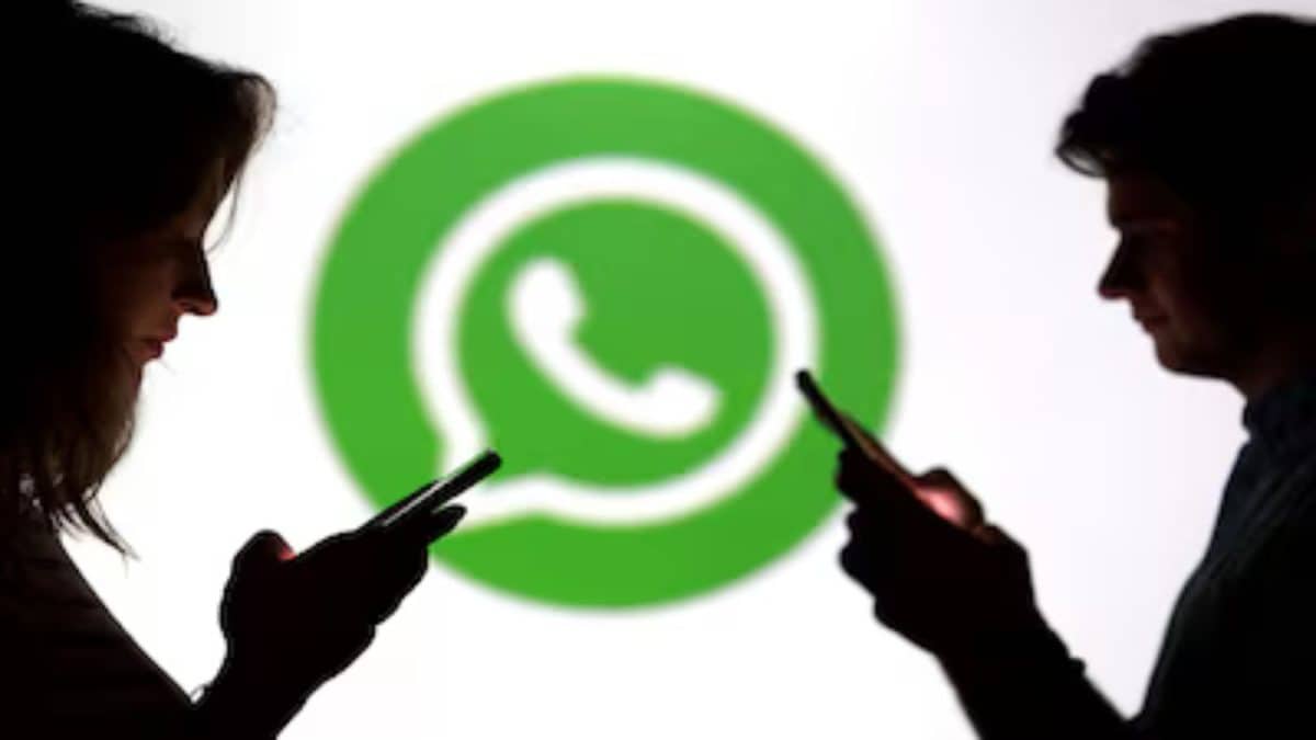 WhatsApp वेब हुआ डाउन, QR कोड स्कैन करते ही खुल रहा है फेसबुक