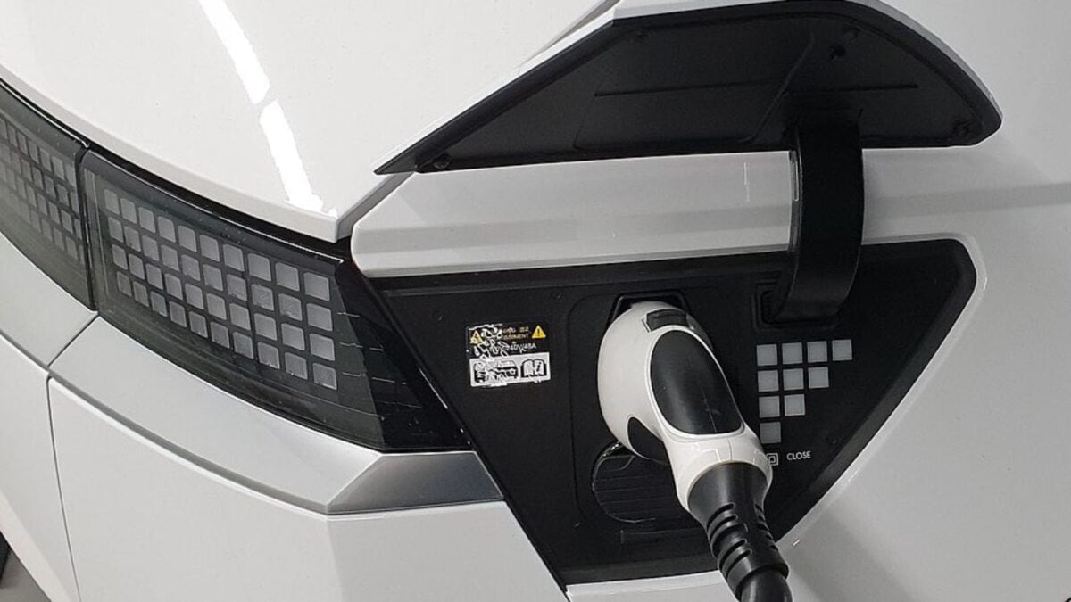 Going on a long trip in an EV? Download these 5 apps to find fast charger on the highway