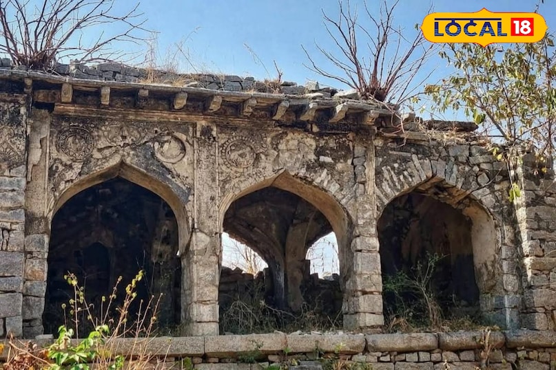 इतिहासकार ज़ाहिद सरकार के अनुसार इस किले की नींव 9वीं शताब्दी में राष्ट्रकूट वंश के राजा इंद्र चतुर्थ के शासनकाल के दौरान रखी गई थी। उस समय इसे क्षेत्र की सुरक्षा के लिए एक रणनीतिक चौकी के रूप में विकसित किया गया था। राष्ट्रकूटों ने इस किले का निर्माण इस तरह किया था कि इसकी ऊंची दीवारों से मीलों दूर तक दुश्मनों की हलचल पर नजर रखी जा सके। किले की बनावट में स्थानीय ग्रेनाइट पत्थरों का उपयोग किया गया है जो इसे बेहद मजबूत और दीर्घायु बनाते हैं।