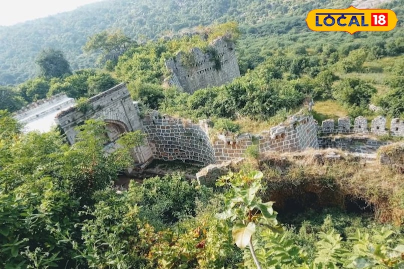 नौ साम्राज्यों का उत्थान-पतन कौलास किले की सबसे बड़ी विशेषता यह है कि इस पर नौ अलग-अलग साम्राज्यों ने शासन किया। राष्ट्रकूटों के बाद यह बादामी के चालुक्यों और फिर काकतीय राजाओं के अधीन रहा। समय बीतने के साथ, यहाँ बहमनी सुल्तान, कुतुब शाही, मुगल और मराठों का भी कब्जा रहा। अंततः, यह हैदराबाद के निजामों के अधिकार में आया। हर शासक ने किले की संरचना में अपनी संस्कृति और वास्तुकला की छाप छोड़ी जिससे यहाँ एक मिश्रित स्थापत्य शैली देखने को मिलती है।