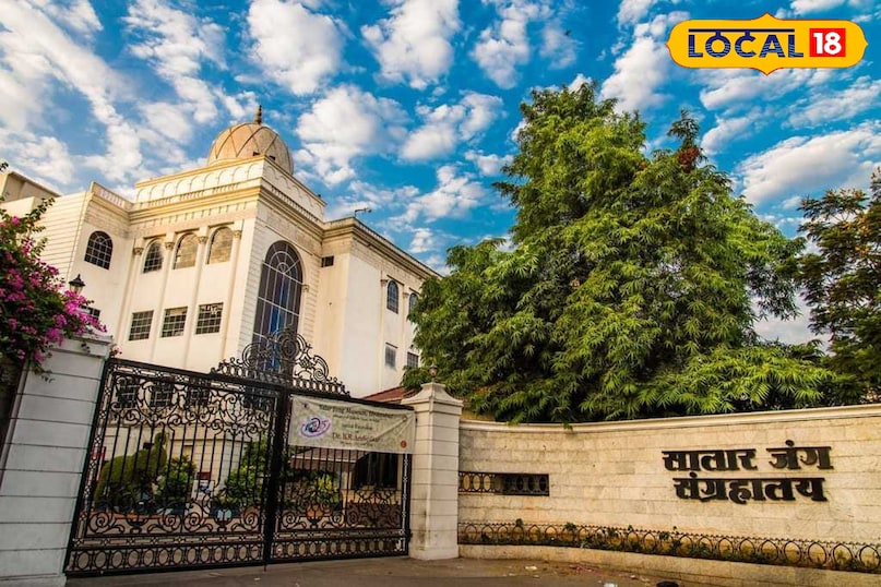 सालार जंग म्यूजियम इतिहास और कला प्रेमियों के लिए यह जन्नत से कम नहीं। यहाँ की मोटी दीवारें और एयर-कंडीशंड दीर्घाएं आपको गर्मी से बचाती हैं। यहाँ रखी दुनिया की मशहूर म्यूजिकल क्लॉक और वेल्ड रेबेका की मूर्ति देखने के लिए दूर-दूर से लोग आते हैं। टिकट भारतीयों के लिए 50 और विदेशियों के लिए 1000 रुपए है। यह सुबह 10 से शाम 5 बजे तक खुला रहता और शुक्रवार को बंद रहता है। 