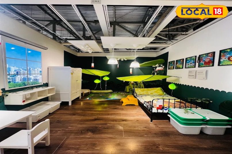 आइकिया (IKEA), हाईटेक सिटी सुनने में यह एक फर्नीचर स्टोर लग सकता है लेकिन हैदराबादियों के लिए यह एक पिकनिक स्पॉट बन चुका है। यहाँ की विशाल शोरूम गैलरी में टहलना और फिर उनके 1000-सीटर रेस्तरां में स्वीडिश मीटबॉल या किफायती आइसक्रीम का आनंद लेना गर्मी भगाने का सबसे सस्ता और आरामदायक तरीका है। टिकट: प्रवेश बिल्कुल फ्री है। बच्चों के लिए यहाँ स्मैलैंड प्ले एरिया भी है। 