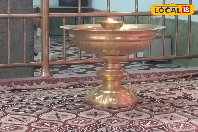 35 किलो सोने का दीपक भी मौजूद