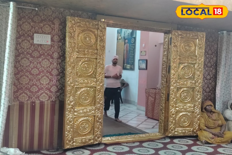 दरवाजा भी स्वर्ण जड़ित