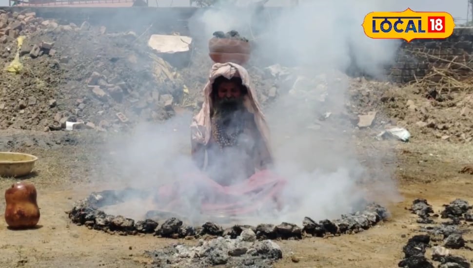 तपती धूप में सिर पर जलते कंडे, चारों ओर धूनी, उज्जैन में संतों की कठिन तपस्या देखने उमड़े श्रद्धालु, 19 साल के संत बने आकृण का केंद्र 