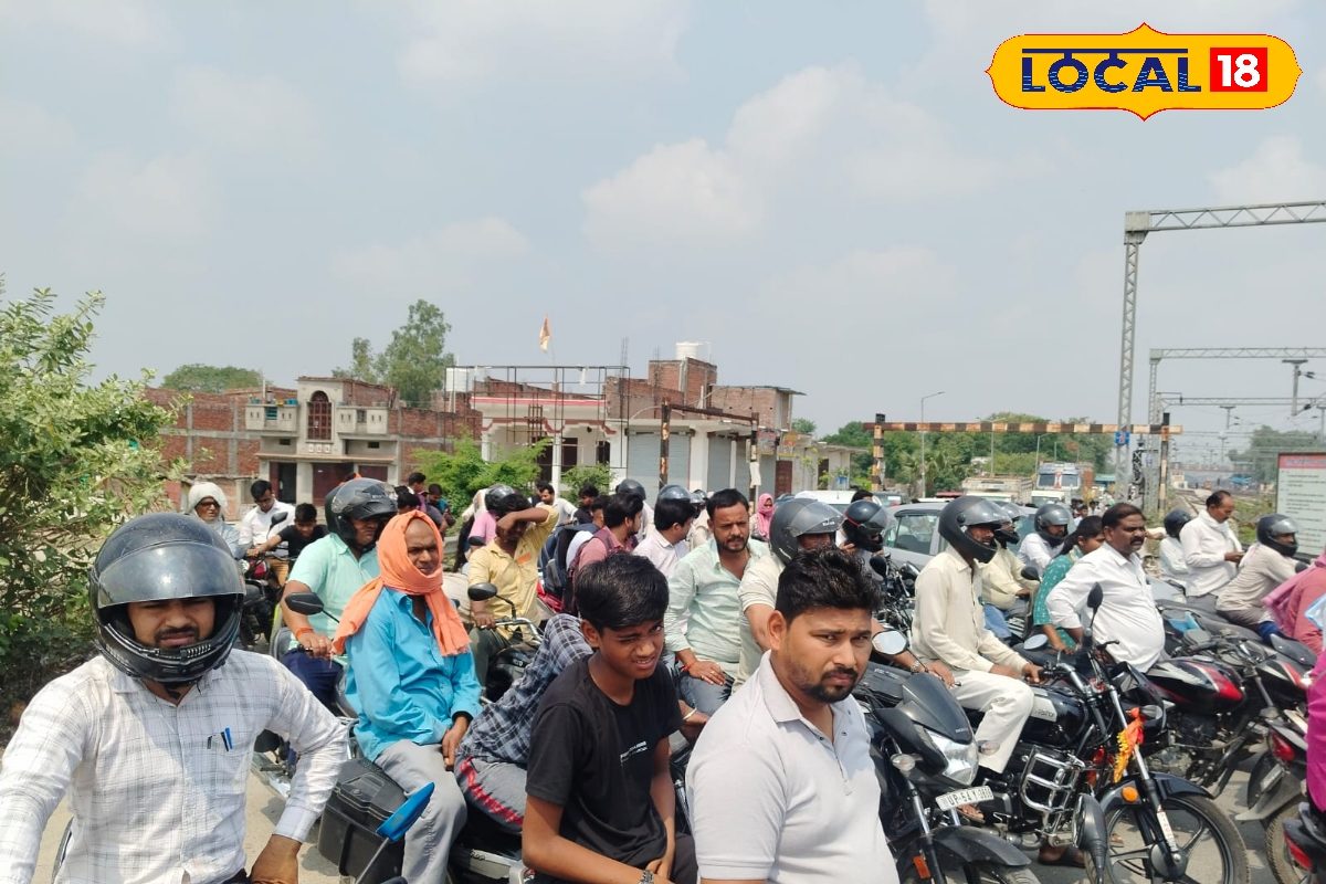 एंबुलेंस तक फंस जाती है जाम में.. मुहम्मदाबाद गोहना रेलवे फाटक बना लोगों के लिए मुसीबत, कई बार शिकायत के बाद भी नहीं हुआ समाधान