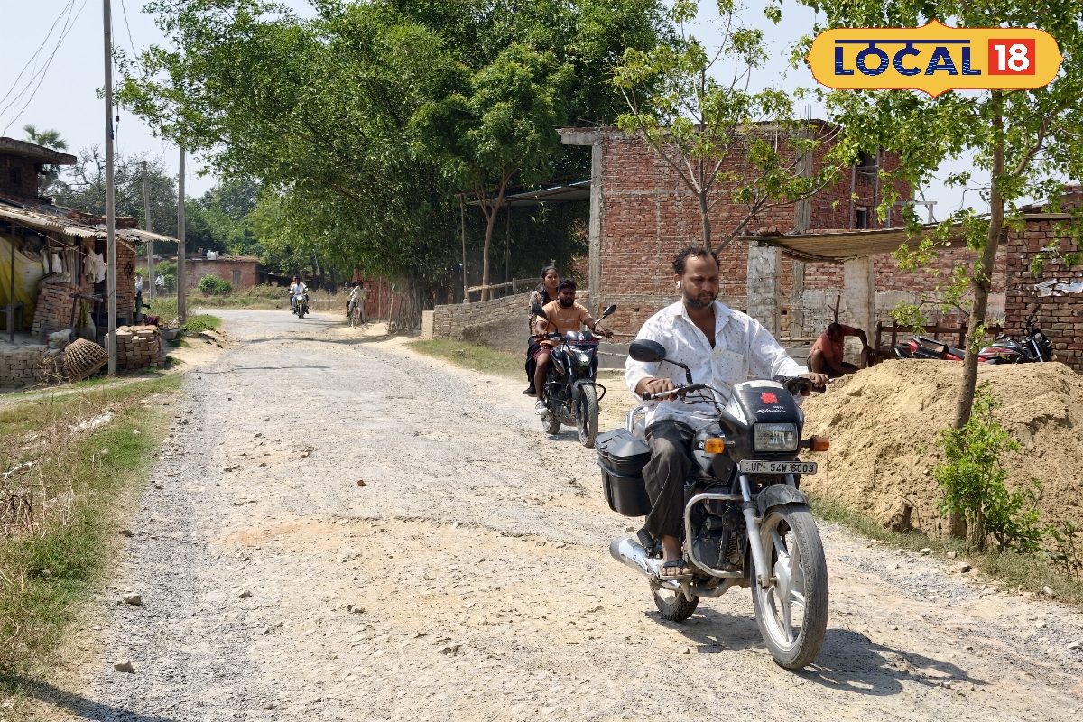 मऊ के भातकोल से बंदीघाट लिंक रोड पर बड़े गड्ढों से रोज हादसे, स्कूली छात्र सबसे ज्यादा प्रभावित, ग्रामीणों के शिकायत के बाद भी मरम्मत नहीं