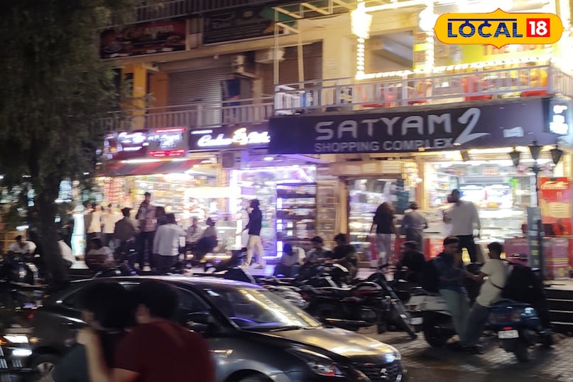 अल्फा-2 मार्केट भी ग्रेटर नोएडा के लोकप्रिय बाजारों में शामिल है. यहां लोग घरेलू जरूरतों का सामान, किराना, कपड़े और फुटवियर खरीदने पहुंचते हैं. बाजार अपेक्षाकृत कम भीड़भाड़ वाला है, जिससे लोग आराम से खरीदारी कर पाते हैं.