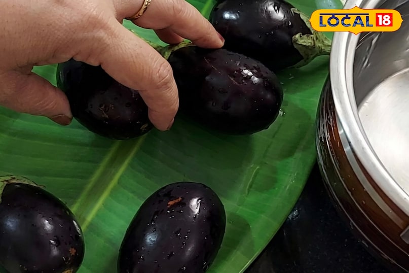 स्वाद की शुरुआत मसालों को भूनने से होती है। सबसे पहले मूंगफली, तिल और नारियल को धीमी आंच पर अलग-अलग सुनहरा होने तक भूनें। ठंडा होने पर इन्हें थोड़े से पानी के साथ मिलाकर एक महीन और चिकना पेस्ट बना लें। यही वह पेस्ट है जो ग्रेवी को वह मशहूर नवाबी बनावट और स्वाद देता है।