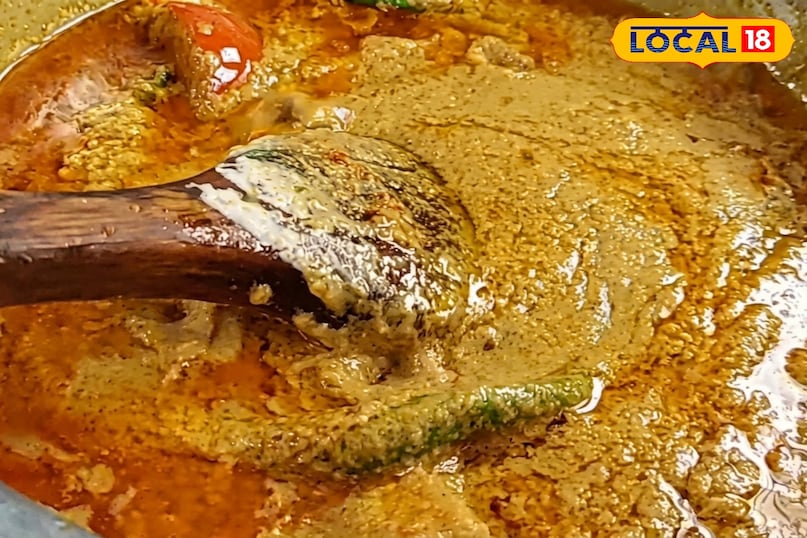 बचे हुए तेल में तड़के की सामग्री डालकर चटकाएं और फिर प्याज को सुनहरा होने तक भूनें। अब तैयार किया गया मूंगफली-तिल का पेस्ट डालें और तब तक पकाएं जब तक तेल अलग न होने लगे। इसके बाद इमली का पल्प और सूखे मसाले मिलाएं। अंत में तले हुए बैंगन डालकर 5-7 मिनट तक धीमी आंच पर ढककर पकाएं ताकि ग्रेवी का सारा स्वाद बैंगनों में समा जाए। 