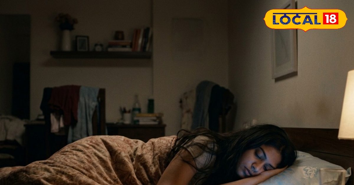 तकिए के पास मोबाइल रखकर सोते हैं, तो यहां जानिए वास्तु के अनुसार सही नियम