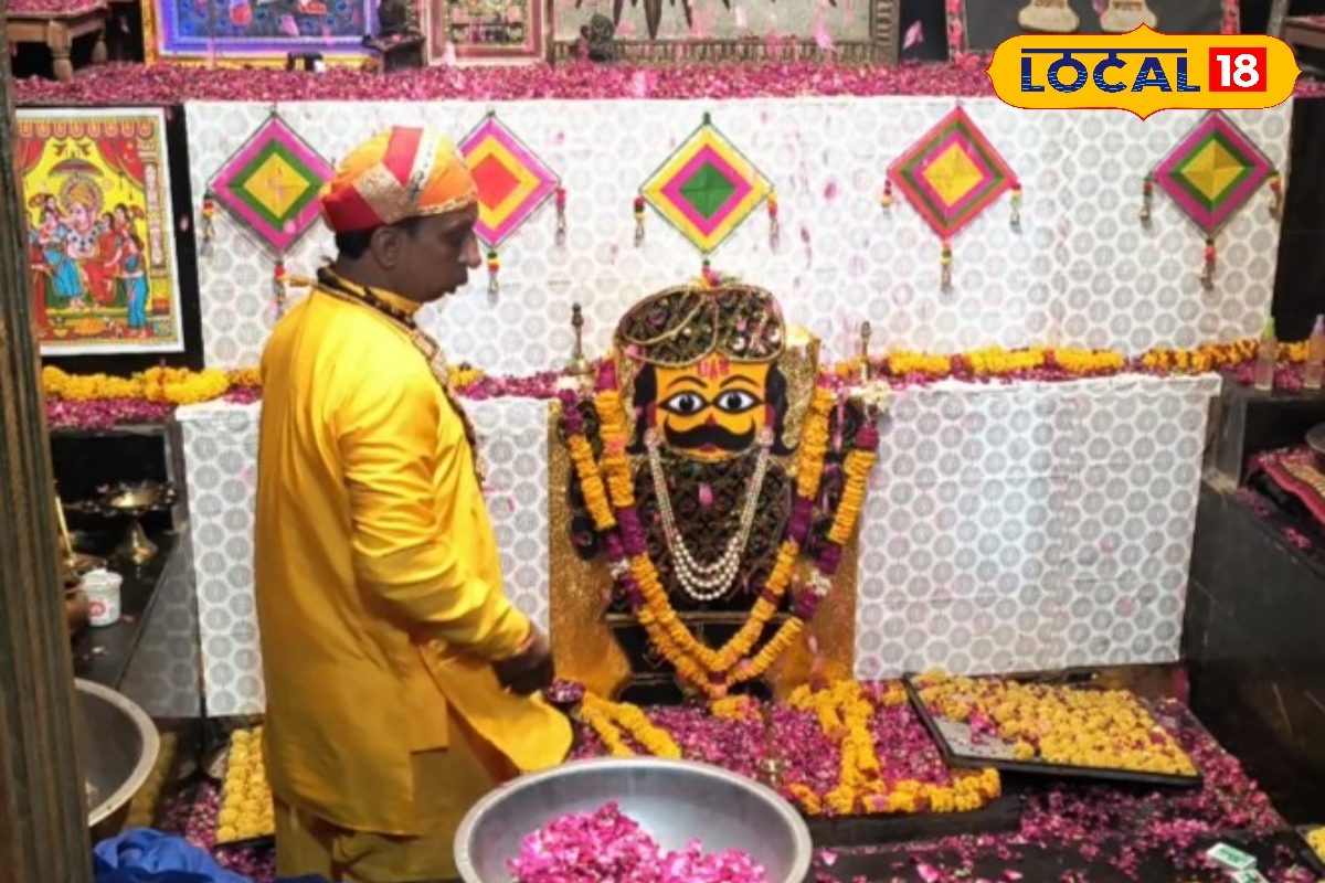 800 साल पुराने शनि मंदिर का रहस्य! मोर पंख के झाड़े से दूर होते हैं कष्ट, उमड़ रही भक्तों की भीड़