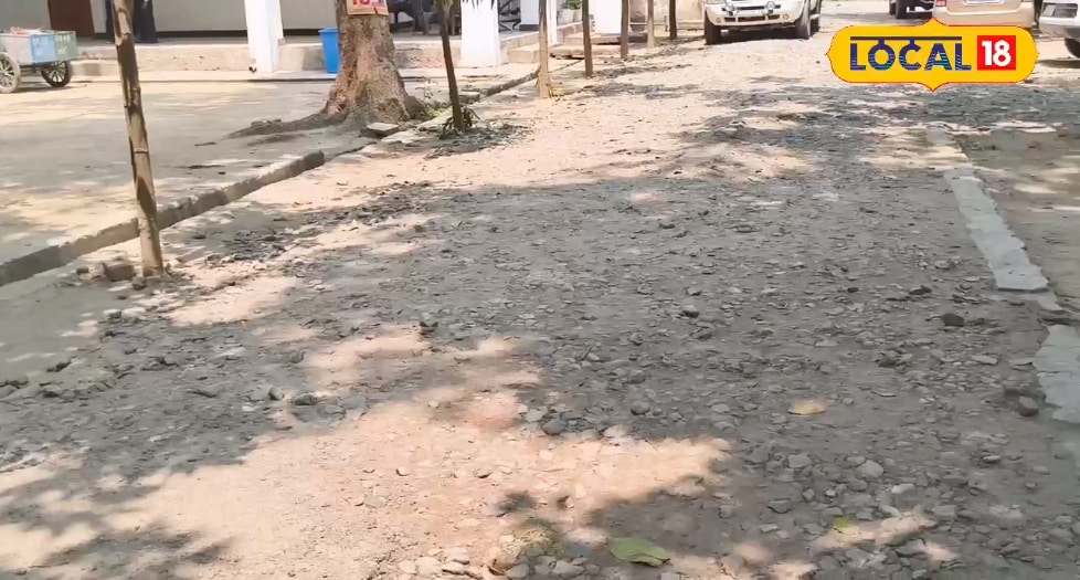 गोला गोकर्णनाथ तहसील के अंदर की सड़कों पर पैदल चलना मुश्किल, वकीलों कई बार दिया ज्ञापन, तीन साल से नहीं हुआ मरम्मत