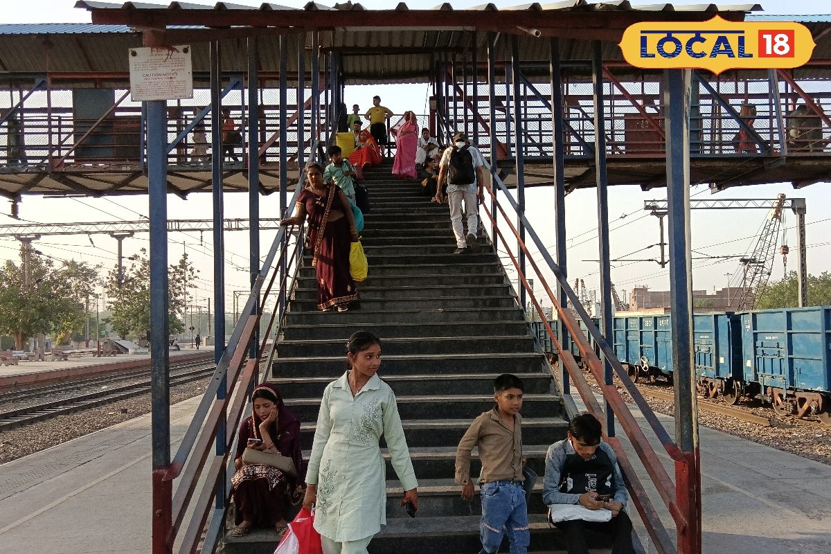 '2 घंटे स्टेशन पर बैठना पड़ता है'.. फरीदाबाद से लोकल ट्रेनें अक्सर लेट होने से यात्रियों का छलका दर्द, बोले- ट्रेन समय पर चलाओ