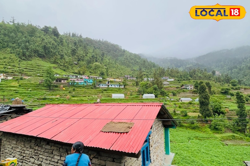 खाती गांव ट्रेकिंग प्रेमियों के बीच काफी लोकप्रिय माना जाता है. यह गांव कफनी और पिंडारी ग्लेशियर ट्रेक का प्रमुख पड़ाव है. हर साल बड़ी संख्या में ट्रेकर्स यहां पहुंचते हैं और हिमालय की खूबसूरती को करीब से महसूस करते हैं. गांव से आगे जाने वाले ट्रेकिंग रास्ते जंगलों, नदियों और पहाड़ी रास्तों से होकर गुजरते हैं, जो रोमांच पसंद लोगों को बेहद आकर्षित करते हैं. ट्रेक के दौरान पर्यटकों को कई दुर्लभ पक्षी और जंगली फूल भी देखने को मिलते हैं. शांत वातावरण और प्राकृतिक रास्तों की वजह से यह स्थान एडवेंचर पसंद युवाओं की पहली पसंद बनता जा रहा है. खाती गांव ट्रेकिंग प्रेमियों के बीच काफी लोकप्रिय माना जाता है. यह गांव कफनी और पिंडारी ग्लेशियर ट्रेक का प्रमुख पड़ाव है. हर साल बड़ी संख्या में ट्रेकर्स यहां पहुंचते हैं और हिमालय की खूबसूरती को करीब से महसूस करते हैं. गांव से आगे जाने वाले ट्रेकिंग रास्ते जंगलों, नदियों और पहाड़ी रास्तों से होकर गुजरते हैं, जो रोमांच पसंद लोगों को बेहद आकर्षित करते हैं. ट्रेक के दौरान पर्यटकों को कई दुर्लभ पक्षी और जंगली फूल भी देखने को मिलते हैं. शांत वातावरण और प्राकृतिक रास्तों की वजह से यह स्थान एडवेंचर पसंद युवाओं की पहली पसंद बनता जा रहा है.