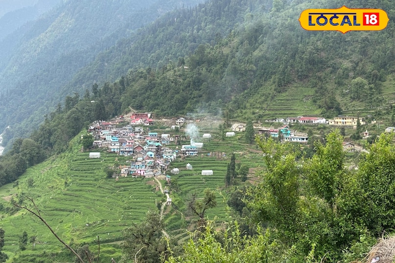 खाती गांव की सबसे बड़ी खासियत यहां की शांत और सरल जीवनशैली मानी जाती है. शहरों की भागदौड़ और शोरगुल से दूर यह गांव लोगों को मानसिक सुकून देता है. यहां के स्थानीय लोग आज भी पारंपरिक पहाड़ी संस्कृति और रीति-रिवाजों को अपनाए हुए हैं. गांव में लकड़ी और पत्थरों से बने पारंपरिक घर पर्यटकों को खास आकर्षित करते हैं. यहां आने वाले लोग गांव के लोगों के साथ समय बिताकर पहाड़ी जीवन को करीब से समझते हैं. प्राकृतिक वातावरण के बीच सादगी भरा जीवन लोगों को नई ऊर्जा देने का काम करता है. यही वजह है कि कई पर्यटक यहां बार-बार आना पसंद करते हैं. खाती गांव की सबसे बड़ी खासियत यहां की शांत और सरल जीवनशैली मानी जाती है. शहरों की भागदौड़ और शोरगुल से दूर यह गांव लोगों को मानसिक सुकून देता है. यहां के स्थानीय लोग आज भी पारंपरिक पहाड़ी संस्कृति और रीति-रिवाजों को अपनाए हुए हैं. गांव में लकड़ी और पत्थरों से बने पारंपरिक घर पर्यटकों को खास आकर्षित करते हैं. यहां आने वाले लोग गांव के लोगों के साथ समय बिताकर पहाड़ी जीवन को करीब से समझते हैं. प्राकृतिक वातावरण के बीच सादगी भरा जीवन लोगों को नई ऊर्जा देने का काम करता है. यही वजह है कि कई पर्यटक यहां बार-बार आना पसंद करते हैं.
