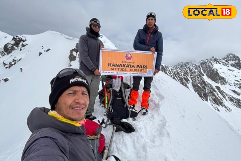 कनाकटा पास ट्रेक के दौरान पड़ने वाले देवीकुंड और नागकुंड पर्यटकों के लिए मुख्य आकर्षण माने जाते हैं. ऊंचे पहाड़ों के बीच स्थित ये प्राकृतिक कुंड बेहद सुंदर दिखाई देते हैं. साफ पानी और आसपास फैली हरियाली यहां आने वालों को मंत्रमुग्ध कर देती है. ट्रेकर्स यहां कुछ समय रुककर प्राकृतिक शांति का आनंद लेते हैं. स्थानीय लोगों के अनुसार इन स्थलों का धार्मिक महत्व भी माना जाता है. सूर्योदय और सूर्यास्त के समय यहां का दृश्य बेहद मनमोहक दिखाई देता है. कई फोटोग्राफर और नेचर लवर्स इन खूबसूरत स्थानों की तस्वीरें लेने यहां पहुंचते हैं. हिमालयी वादियों के बीच बसे ये स्थल ट्रेक को और यादगार बना देते हैं.