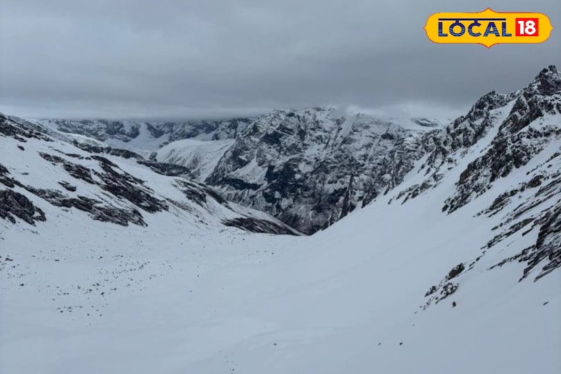 कनाकटा पास ट्रेक का सफर कपकोट क्षेत्र के खाती-जातोली गांव से शुरू होता है. यह गांव पिंडर और सुंदरढूंगा घाटी के खूबसूरत प्राकृतिक वातावरण के बीच बसा हुआ है. यहां से ट्रेकिंग शुरू करते ही पर्यटकों को पहाड़ों की असली खूबसूरती देखने को मिलती है. रास्ते में बहती नदियां, देवदार और बुरांश के जंगल यात्रियों का मन मोह लेते हैं. स्थानीय ग्रामीण भी ट्रेकर्स की मदद करते नजर आते हैं. कई पर्यटक गांवों में रुककर स्थानीय संस्कृति और खानपान का आनंद भी लेते हैं. पहाड़ों की शांति और ताजी हवा इस सफर को और खास बना देती है. यही कारण है कि यह ट्रेक प्रकृति प्रेमियों की पसंद बनता जा रहा