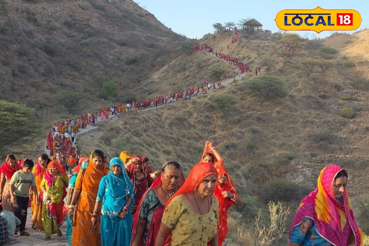 Rajasthan Parikrama: रेगिस्तान की तपती रेत पर नंगे पांव चले श्रद्धालु, भोगिशेल परिक्रमा का नजारा कर देगा भावुक