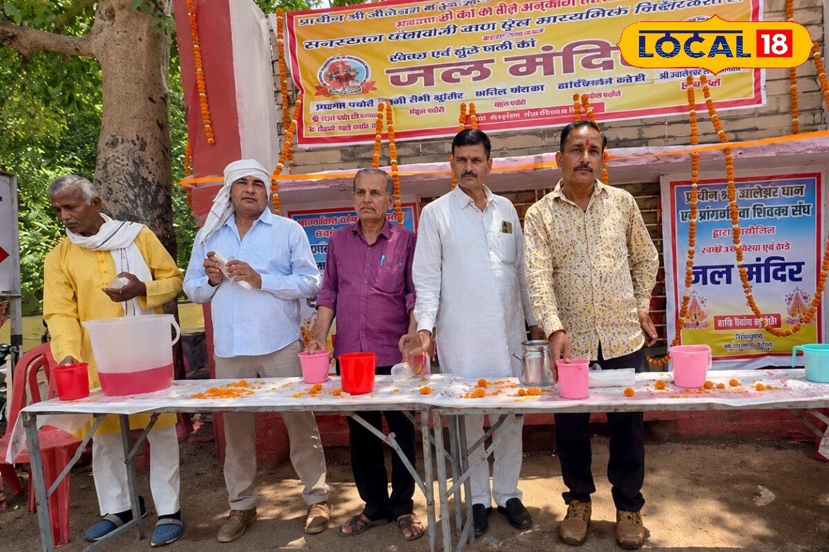 स्कूलों में छुट्टियां, सड़क पर उतर आए शिक्षक, धौलपुर में 12 साल से निभा रहे अनोखी परंपरा!