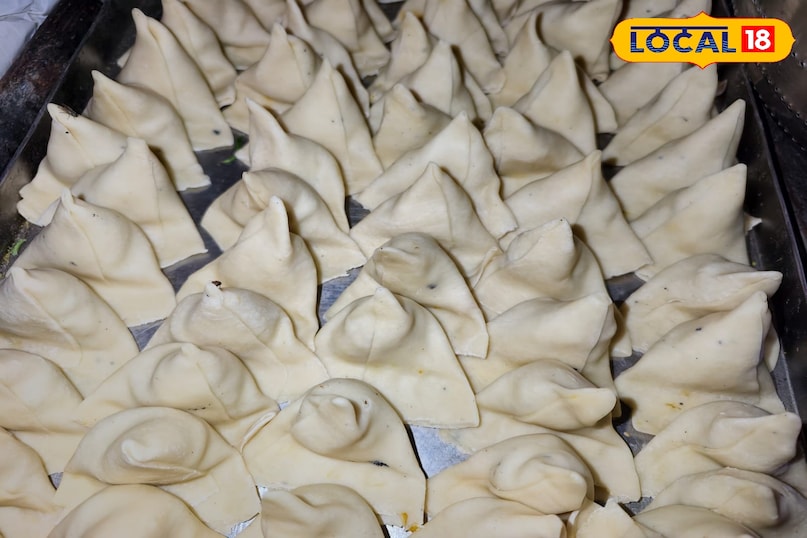 Mau news, local news, latest news, up news, famous samosa, food news
