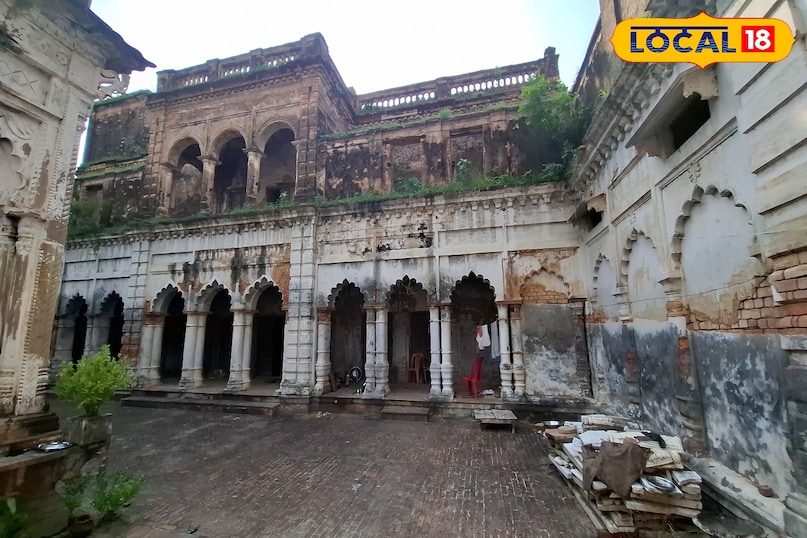 बहराइच और गोंडा जिले के बॉर्डर पर बना हुआ राजा का महल जिसको लोग भूल भुलैया के नाम से भी जानते हैं.जो हुजूरपुर क्षेत्र में बना हुआ है, जिसकी देखरेख अब एक पुजारी करते हैं.यहां पास में एक घाट भी बना हुआ है.जिस घाट का पानी इतना स्वच्छ रहता है कि आपको हर वक्त इसमें तैरती हुई मछलियां दिखाई दे जाएंगे. आप यहां पर भी जाकर इस राजा के महल को अच्छे से देखकर अपना समय बिता सकते हैं. जो आज भी कई राज यह महल अपने अंदर समेटे हुए हैं. बहराइच और गोंडा जिले के बॉर्डर पर बना हुआ राजा का महल जिसको लोग भूल भुलैया के नाम से भी जानते हैं.जो हुजूरपुर क्षेत्र में बना हुआ है, जिसकी देखरेख अब एक पुजारी करते हैं.यहां पास में एक घाट भी बना हुआ है.जिस घाट का पानी इतना स्वच्छ रहता है कि आपको हर वक्त इसमें तैरती हुई मछलियां दिखाई दे जाएंगे. आप यहां पर भी जाकर इस राजा के महल को अच्छे से देखकर अपना समय बिता सकते हैं. जो आज भी कई राज यह महल अपने अंदर समेटे हुए हैं.