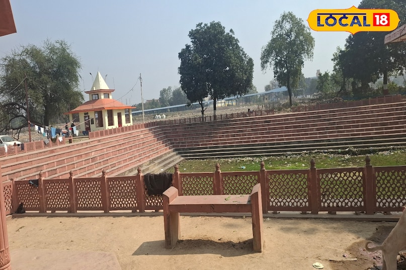 अगर आप शहर में एक ही दिन में पार्क में घूम कर थक गए हैं तो आप धार्मिक स्थल का भी प्लान बना सकते हैं.इसमें आप बहराइच शहर की मशहूर मंदिर पांडव कालीन गुल्लाबीर जा सकते है,जहां पर स्वच्छ सुंदर खुला हुआ वातावरण नवनिर्मित तालाब देवी देवताओं की सुंदर प्रतिमा और मंदिर का प्रांगण लगे हुए तमाम पेड़, पौधे आपको यहां समय बीतने पर मजबूर कर देंगे. बच्चों के खेलने के लिए भी यहां पर मैदान पड़ा हुआ है आप चाहे तो यहां भी समय बिता सकते हैं. अगर आप शहर में एक ही दिन में पार्क में घूम कर थक गए हैं तो आप धार्मिक स्थल का भी प्लान बना सकते हैं.इसमें आप बहराइच शहर की मशहूर मंदिर पांडव कालीन गुल्लाबीर जा सकते है,जहां पर स्वच्छ सुंदर खुला हुआ वातावरण नवनिर्मित तालाब देवी देवताओं की सुंदर प्रतिमा और मंदिर का प्रांगण लगे हुए तमाम पेड़, पौधे आपको यहां समय बीतने पर मजबूर कर देंगे. बच्चों के खेलने के लिए भी यहां पर मैदान पड़ा हुआ है आप चाहे तो यहां भी समय बिता सकते हैं.