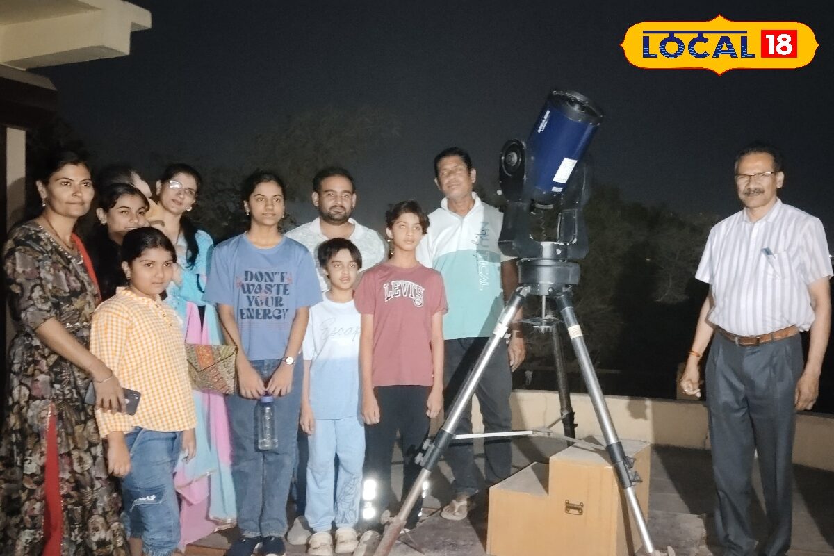 महाकाल की नगरी में 20 रुपये में दिखी अंतरिक्ष की अद्भुत दुनिया, टेलीस्कोप से चांद-ग्रह देखकर रोमांचित हुए पर्यटक