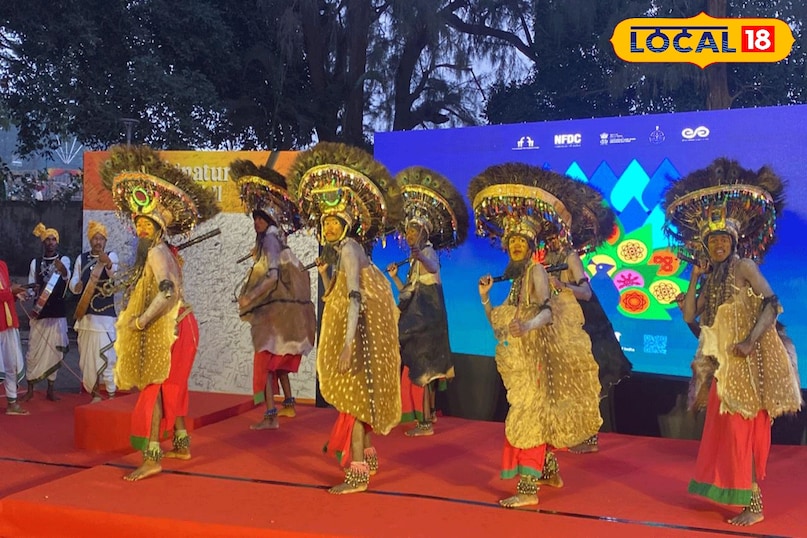 गुसाडी नृत्य आदिलाबाद के राज गोंड आदिवासियों द्वारा दीपावली के त्योहार पर किया जाने वाला गुसाडी बेहद आकर्षक और ऊर्जावान नृत्य है। इसमें नर्तक मोर के पंखों से बना एक बड़ा मुकुट पहनते हैं और हिरण की खाल के साथ खुद को सजाते हैं। अपने हाथों में डंडे लेकर ढोल की थाप पर किया जाने वाला यह नृत्य अपनी अनूठी वेशभूषा और लोक धुनों के लिए पूरे देश में प्रसिद्ध है। 