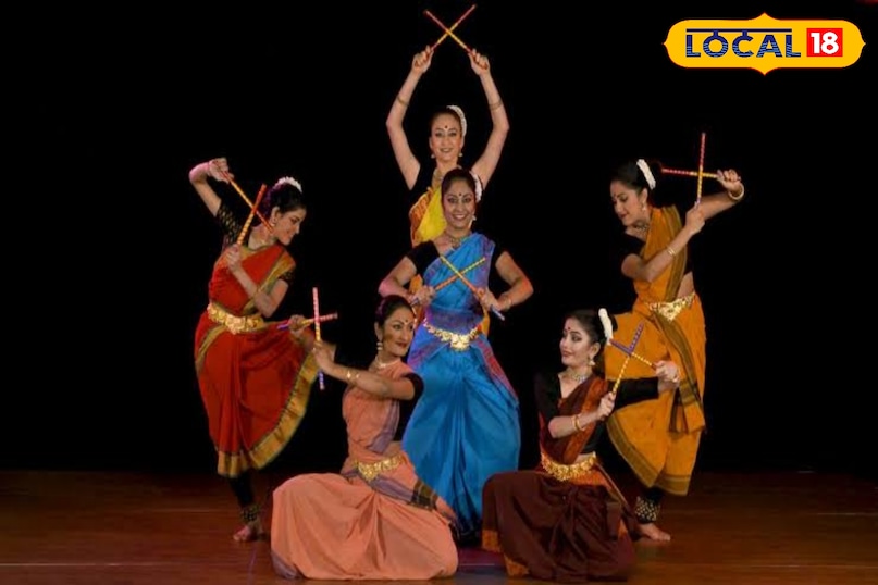 कोलाट्टम कोलाटा इस नृत्य को ट्रेडिशनल स्टिक डांस के नाम से भी जाना जाता है। इसमें कलाकारों का एक समूह दोनों हाथों में छोटी, रंग-बिरंगी लकड़ियाँ लेकर एक गोल घेरा बनाता है। बहुत ही तेज़ गति, सटीक टाइमिंग और अद्भुत तालमेल के साथ जब ये कलाकार एक-दूसरे की लाठियों से ताल मिलाते हैं तो उससे निकलने वाली ध्वनि ही इस नृत्य का मुख्य संगीत बन जाती है। बाथुकम्मा, दशहरा और दीपावली जैसे त्योहारों पर यह नृत्य हर गाँव की जान होता है।