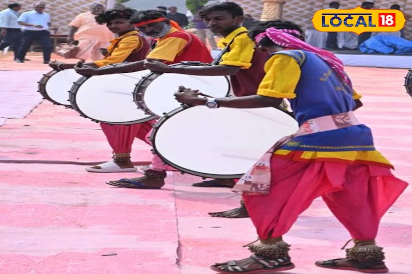 डप्पू नृत्य डप्पू नृत्य तेलंगाना के सबसे शक्तिशाली और गतिशील लोक नृत्यों में से एक है। डप्पू एक प्रकार का पारंपरिक ड्रम होता है जिसे दो मजबूत लकड़ियों से बजाया जाता है। इस नृत्य में कलाकार डप्पू की तेज़ और गूँजती हुई थाप पर पूरी ऊर्जा के साथ थिरकते हैं। यह नृत्य त्योहारों, स्वागत समारोहों और स्थानीय मेलों में दर्शकों में एक नया जोश भर देता है।