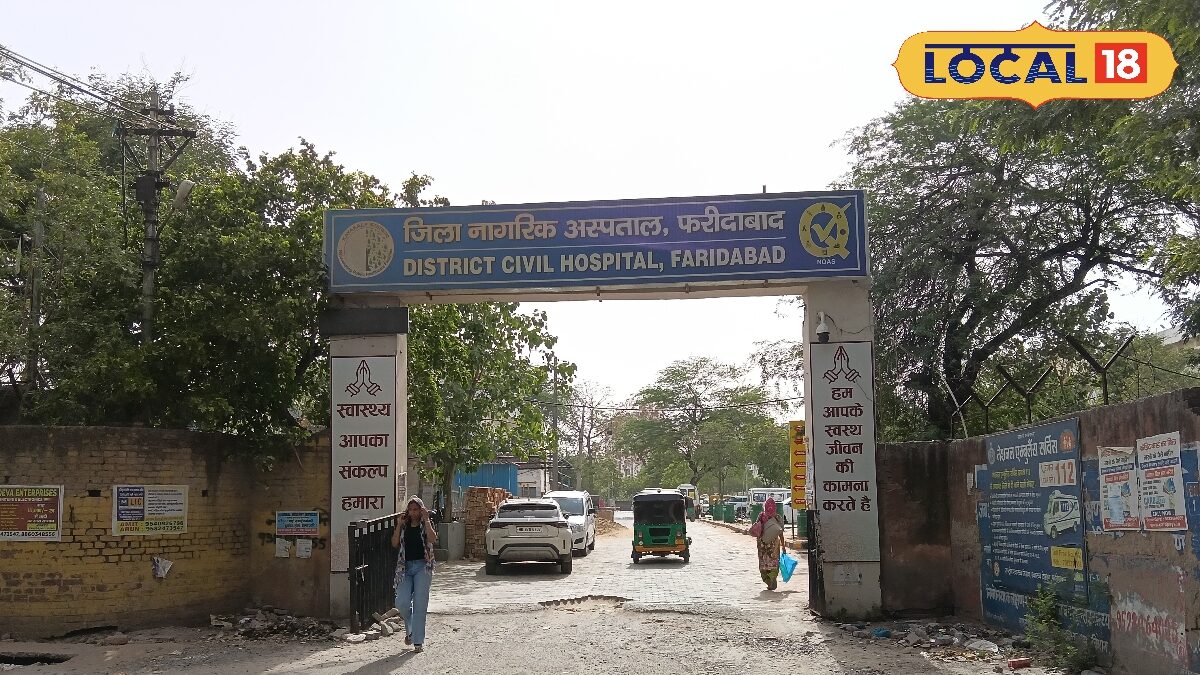 टीन की छत, बंद AC और 46 डिग्री तापमान… फरीदाबाद के बीके अस्पताल की बदइंतजामी की खुली पोल टीन की छत, बंद AC और 46 डिग्री तापमान… फरीदाबाद के बीके अस्पताल की बदइंतजामी की खुली पोल