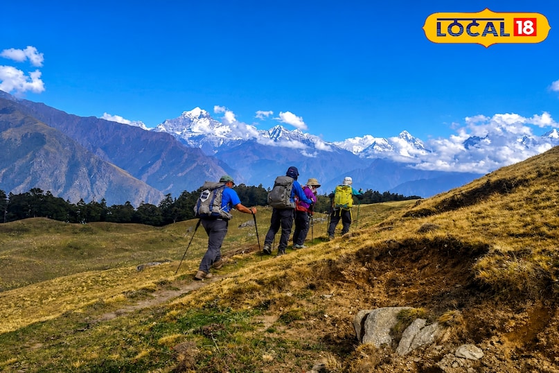 उत्तराखंड के चमोली जिला में स्थित गोरसों बुग्याल अपनी हरी-भरी ढलानों और हिमालय के शानदार नजारों के लिए काफी मशहूर है. औली से करीब 3 किलोमीटर की ट्रेकिंग के बाद पहुंचने वाला यह बुग्याल प्रकृति प्रेमियों और एडवेंचर पसंद करने वालों के बीच खास आकर्षण बना हुआ है. यहां से नंदा देवी और त्रिशूल जैसी बर्फ से ढकी चोटियां बेहद खूबसूरत दिखाई देती हैं. गर्मियों के मौसम में पूरा बुग्याल हरी घास और रंग-बिरंगे फूलों से ढक जाता है, जिससे यहां का नजारा बेहद मनमोहक लगने लगता है. उत्तराखंड के चमोली जिला में स्थित गोरसों बुग्याल अपनी हरी-भरी ढलानों और हिमालय के शानदार नजारों के लिए काफी मशहूर है. औली से करीब 3 किलोमीटर की ट्रेकिंग के बाद पहुंचने वाला यह बुग्याल प्रकृति प्रेमियों और एडवेंचर पसंद करने वालों के बीच खास आकर्षण बना हुआ है. यहां से नंदा देवी और त्रिशूल जैसी बर्फ से ढकी चोटियां बेहद खूबसूरत दिखाई देती हैं. गर्मियों के मौसम में पूरा बुग्याल हरी घास और रंग-बिरंगे फूलों से ढक जाता है, जिससे यहां का नजारा बेहद मनमोहक लगने लगता है.