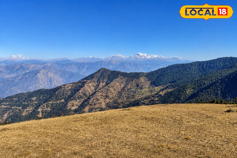 गढ़वाल हिमालय के शांत और खूबसूरत इलाकों में शामिल बेनीताल बुग्याल उत्तराखंड के चमोली जिला में स्थित है. यह जगह अपनी प्राकृतिक सुंदरता, खुले घास के मैदानों और शांत माहौल के लिए जानी जाती है. दूर-दूर तक फैली हरियाली और आसपास दिखाई देने वाली हिमालय की चोटियां यहां आने वाले पर्यटकों को मंत्रमुग्ध कर देती हैं. सुबह और शाम के समय यहां का मौसम बेहद सुहावना हो जाता है, जिससे यह स्थान ट्रेकिंग और नेचर फोटोग्राफी पसंद करने वालों के बीच खास पहचान बना चुका है. गढ़वाल हिमालय के शांत और खूबसूरत इलाकों में शामिल बेनीताल बुग्याल उत्तराखंड के चमोली जिला में स्थित है. यह जगह अपनी प्राकृतिक सुंदरता, खुले घास के मैदानों और शांत माहौल के लिए जानी जाती है. दूर-दूर तक फैली हरियाली और आसपास दिखाई देने वाली हिमालय की चोटियां यहां आने वाले पर्यटकों को मंत्रमुग्ध कर देती हैं. सुबह और शाम के समय यहां का मौसम बेहद सुहावना हो जाता है, जिससे यह स्थान ट्रेकिंग और नेचर फोटोग्राफी पसंद करने वालों के बीच खास पहचान बना चुका है.