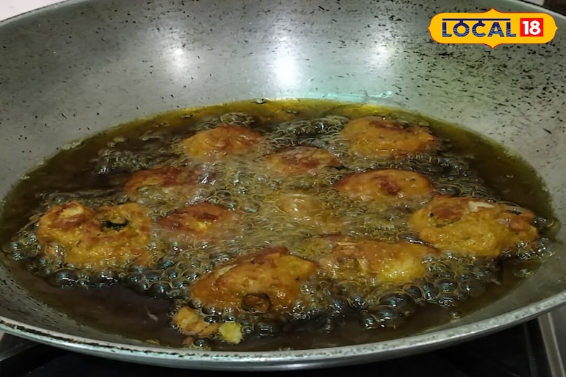 अब एक कढ़ाई में तेल गर्म करें और तैयार मिश्रण को छोटे-छोटे हिस्सों में तेल में डालकर सुनहरा और कुरकुरा होने तक तलें. तैयार लौकी के पकोड़ों को हरी चटनी, टोमैटो सॉस या दही के साथ परोसा जा सकता है. बाहर से कुरकुरे और अंदर से मुलायम ये पकोड़े हर किसी का दिल जीत लेते हैं.