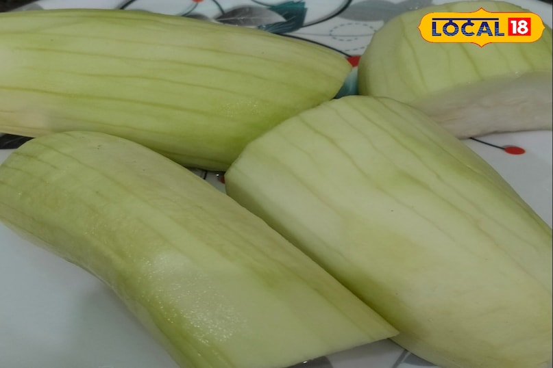 लौकी के पकोड़े बनाने के लिए सबसे पहले ताजी और नर्म लौकी का चुनाव करना जरूरी है. लौकी को अच्छी तरह धोकर उसका ऊपरी छिलका उतार लें. इसके बाद लौकी को कद्दूकस करके एक बड़े बर्तन में निकाल लें. अब इसमें बारीक कटी हरी मिर्च, हरा धनिया और कद्दूकस किया हुआ अदरक डालें.