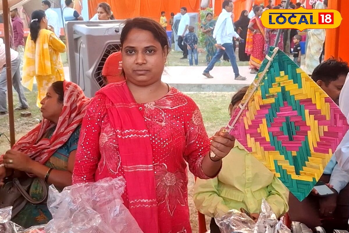 खोखले बांस से बहराइच के डिहा गांव की वंदना तैयार करती हैं आकर्षक पंखा, 50 रुपये बाजार में है कीमत, हर महीने कमा रहीं 50000