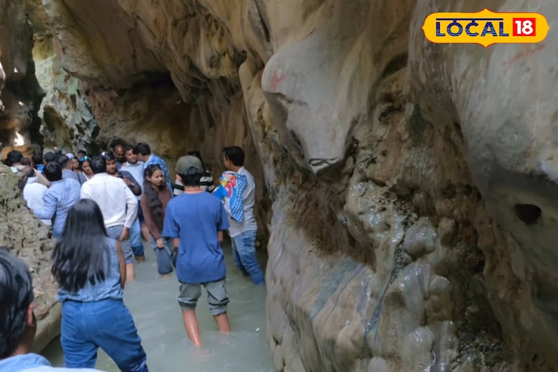 इस गुफा में बहाने वाले पानी और चलने वाले झरने का आनंद लेने के लिए लोग दूर दराज से यहां पर आते हैं. जबकि यहां पर टिकट भी बेहद सस्ता है. मात्र ₹35 में एक व्यक्ति इस स्थान का आनंद ले सकता है. यहां पर आपको ठंडक का एहसास होगा और आप अपने बच्चों के साथ पिकनिक भी बना सकते हैं. जबकि यहां पर आने के बाद लोगों का वापस लौटने का मन भी नहीं करता. इस गुफा में बहाने वाले पानी और चलने वाले झरने का आनंद लेने के लिए लोग दूर दराज से यहां पर आते हैं. जबकि यहां पर टिकट भी बेहद सस्ता है. मात्र ₹35 में एक व्यक्ति इस स्थान का आनंद ले सकता है. यहां पर आपको ठंडक का एहसास होगा और आप अपने बच्चों के साथ पिकनिक भी बना सकते हैं. जबकि यहां पर आने के बाद लोगों का वापस लौटने का मन भी नहीं करता.