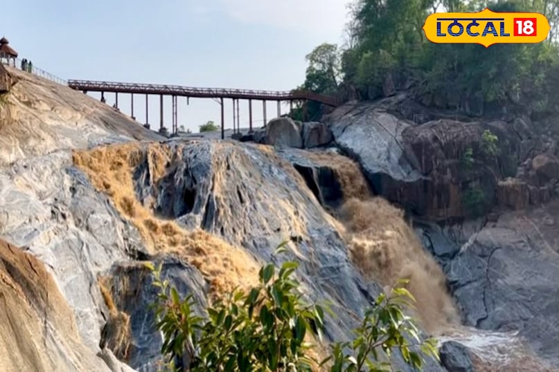 भीषण गर्मी और शहर की भागदौड़ भरी जिंदगी से राहत पाने के लिए लोग अब प्राकृतिक और शांत जगहों की ओर रुख कर रहे हैं. झारखंड के लातेहार जिले में स्थित सुग्गा बांध जलप्रपात इन दिनों पर्यटकों के लिए खास आकर्षण का केंद्र बना हुआ है. यहां पहुंचते ही लोगों को ठंडी हवाओं, हरियाली और झरने की कलकल आवाज के बीच अलग ही सुकून का एहसास होता है. 