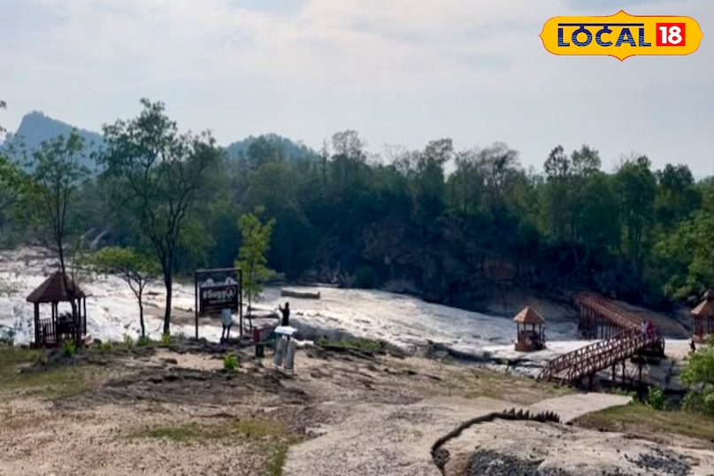 सुग्गा बांध झरना पलामू टाइगर रिजर्व क्षेत्र के अंतर्गत आता है. यह स्थल मेदिनीनगर से करीब 80 किलोमीटर और बेतला नेशनल पार्क से लगभग 50 से 60 किलोमीटर की दूरी पर स्थित है. नेतरहाट और बेतला जाने वाले रास्ते में पड़ने वाला यह पर्यटन स्थल घने जंगलों और ऊंची पहाड़ियों के बीच बसा हुआ है, जो इसकी खूबसूरती को और बढ़ा देता है.