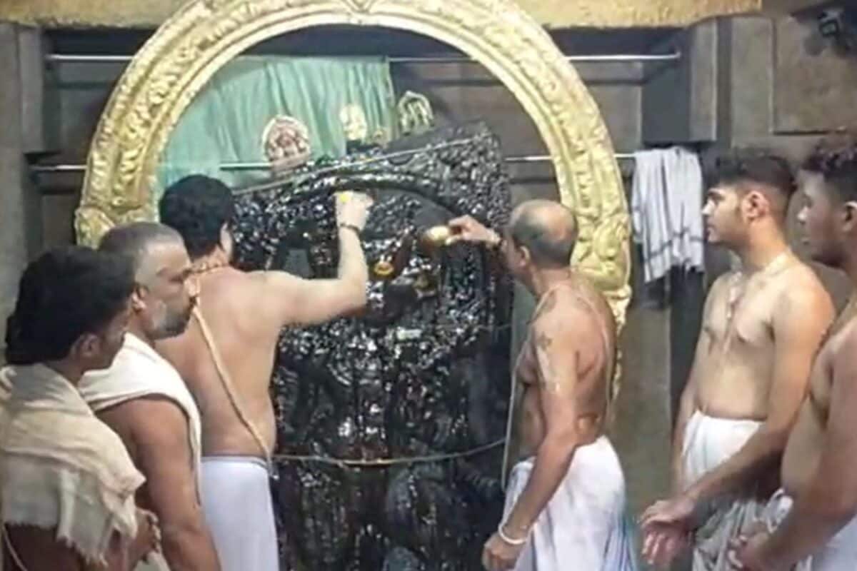 बैंगलुरु के कपल ने बजरंगबली को चढ़ाया 1008 किलो शुद्ध शहद, जेब से लगाए 4 लाख