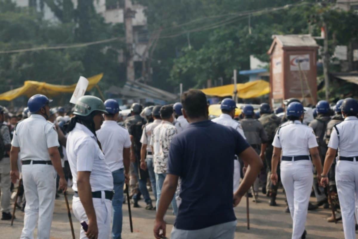 सड़क पर नमाज की ज‍िद से सुलगा कोलकाता, चले-ईंट पत्‍थर, लगाई गई RAF, जानें लेटेस्‍ट अपडेट
