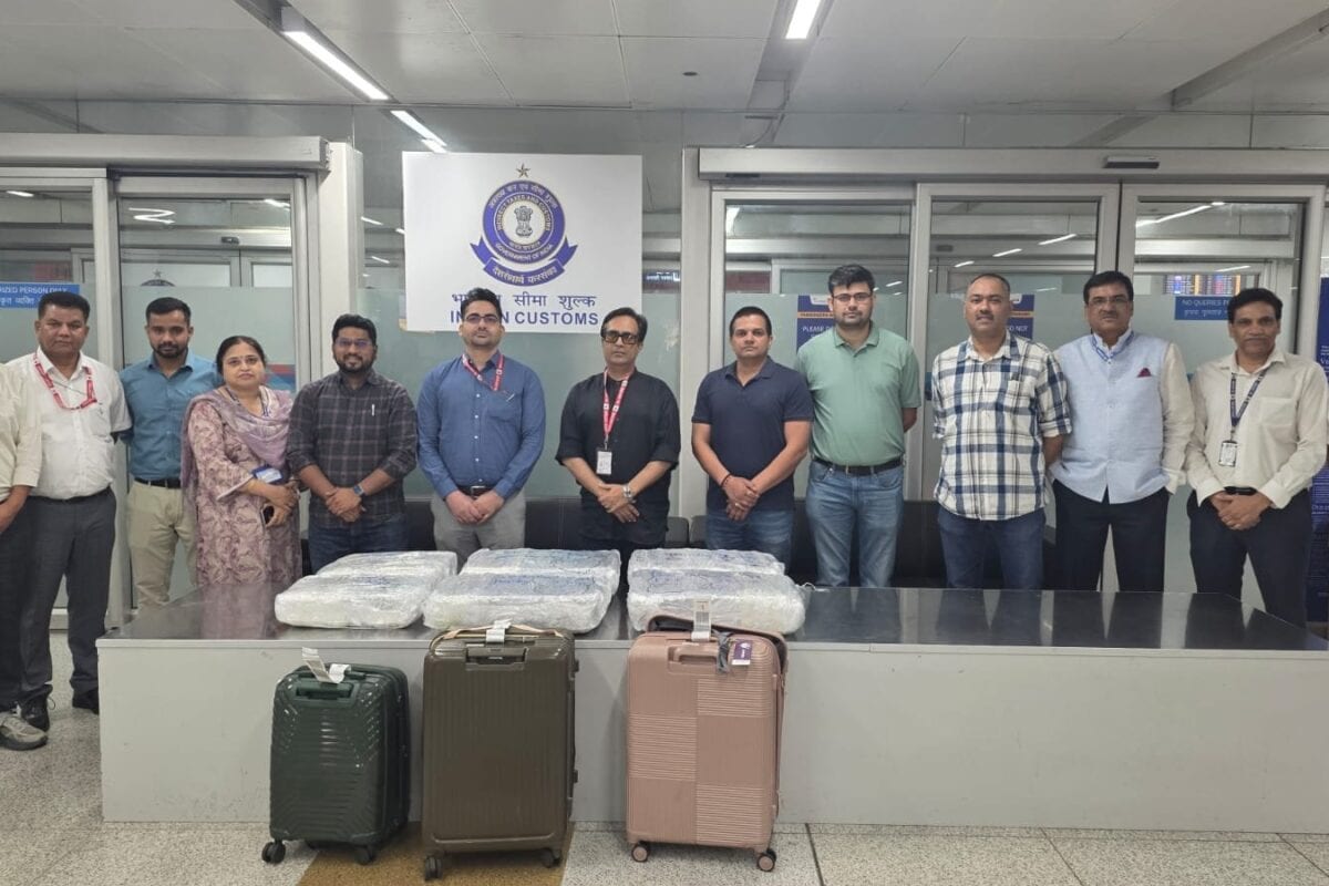 IGI एयरपोर्ट पर थाईलैंड से उतरे 2 यात्री, देखते ही चौड़ी हो गईं अफसरों की आंखें, ट्रॉली खोलते ही मचा बवाल