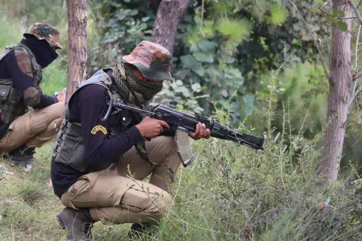 Rajouri Encounter LIVE: राजौरी के जंगलों में गुरिल्ला वॉर... छिप-छिपकर गांव बदल रहे आतंकी, गोलियों की तड़तड़ाहट से सहमे लोग